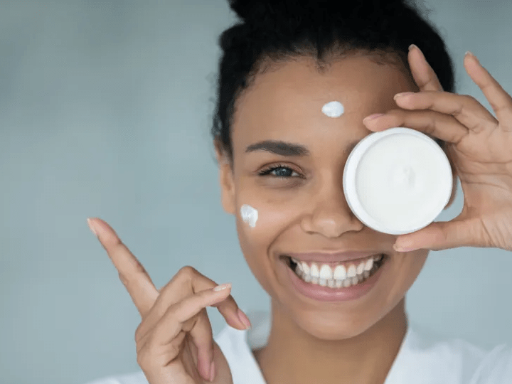 Mujer echandose crema aclaradora de manchas