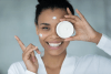 Mujer echandose crema aclaradora de manchas
