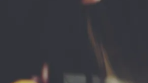 Mujer usando cupones de descuento