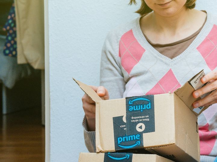 Mujer abriendo paquetes de amazon