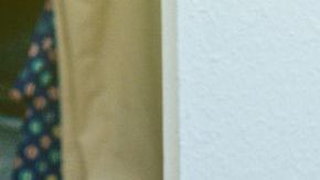 Mujer abriendo paquetes de amazon