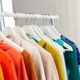 mujer comprando vestidos plus size