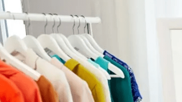 mujer comprando vestidos plus size