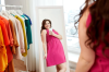 mujer comprando vestidos plus size