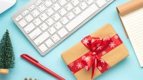 Regalos sobre una mesa