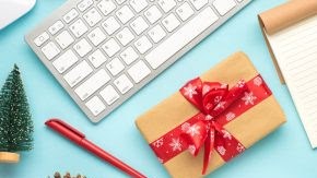 Regalos sobre una mesa