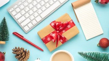 Regalos sobre una mesa