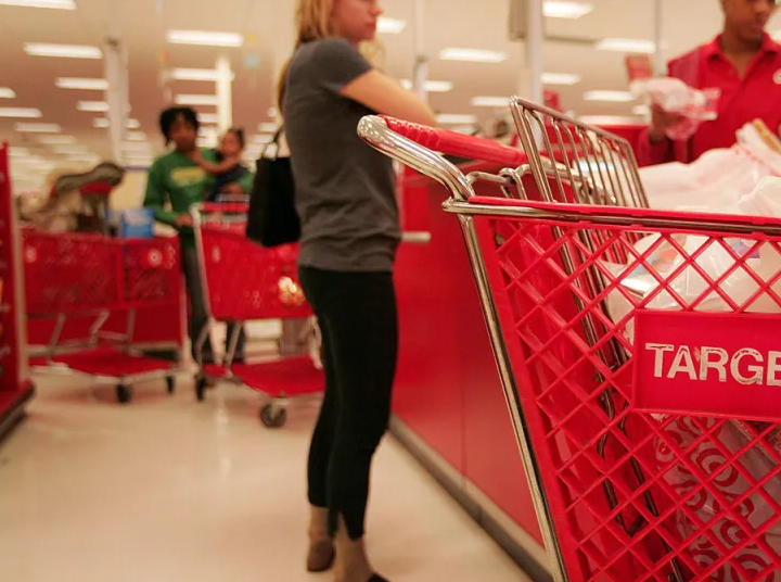Personas comprando en Target