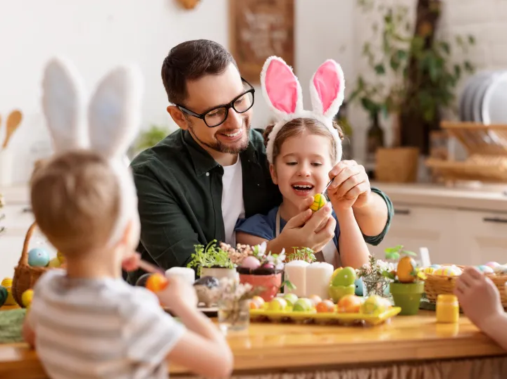 Familia celebrando la pascua