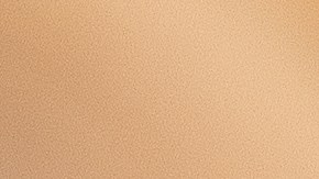 Mujer revisando cupones de descuento