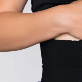 Mujer usando faja modeladora