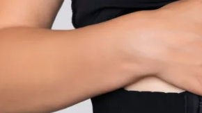 Mujer usando faja modeladora