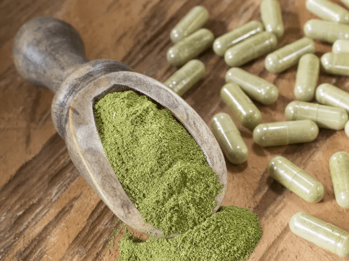 Semillas de moringa en cápsulas y en polvo