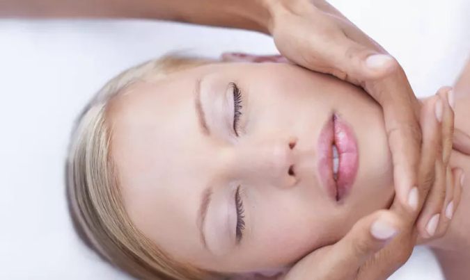 Tratamiento contra el acné facial con consulta