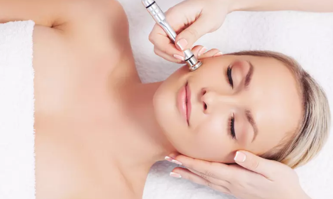 Tratamiento de microdermoabrasión con Glow Peel