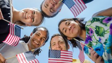 Las banderas y los fuegos artificiales son los protagonistas en el 4 de julio, día de la Independencia de Estados Unidos.