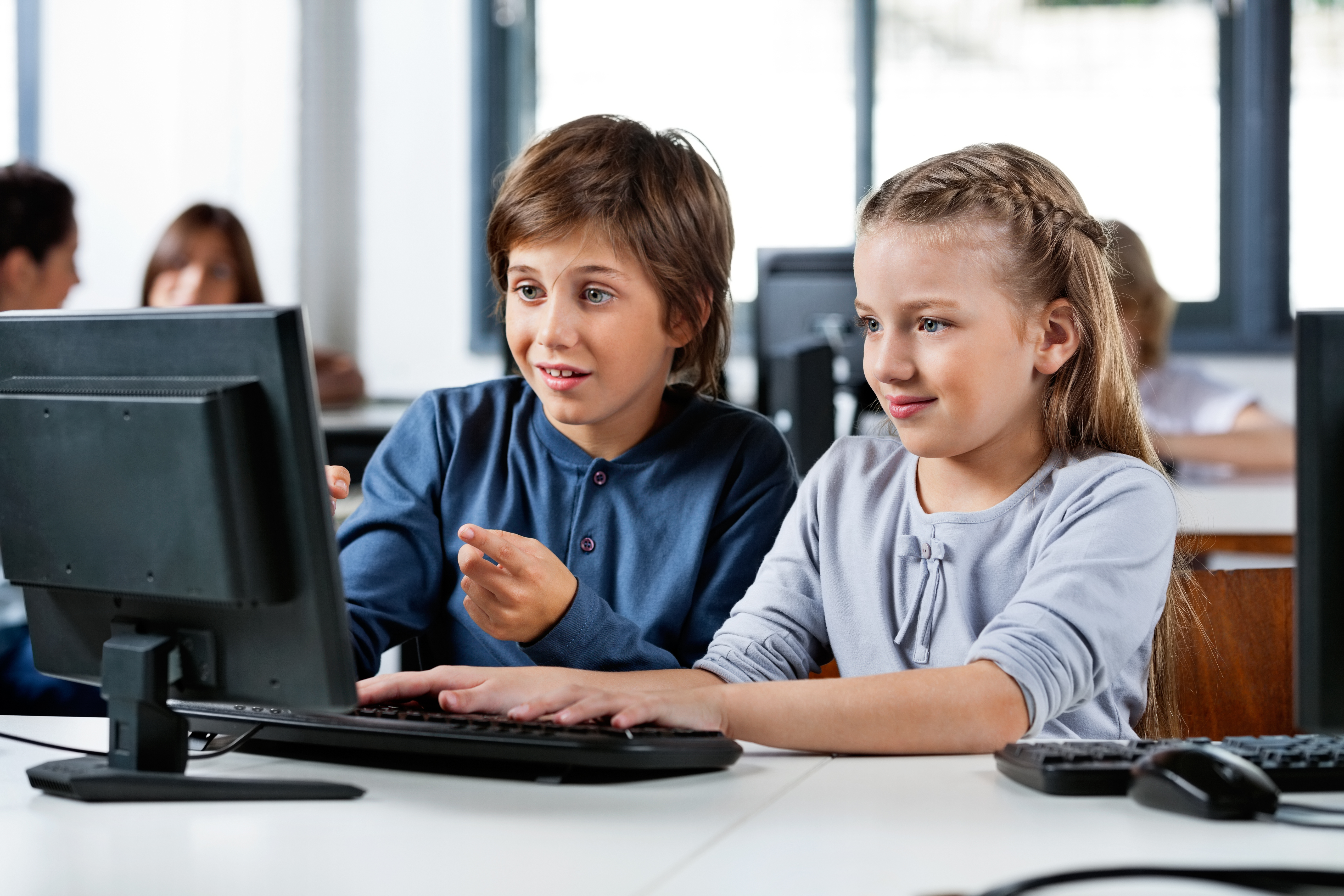 Niños estudiando en Computadora de Escritorio