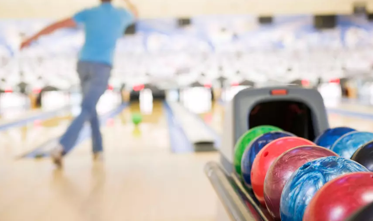 Pase de dos horas para jugar bowling Emerald Bowl