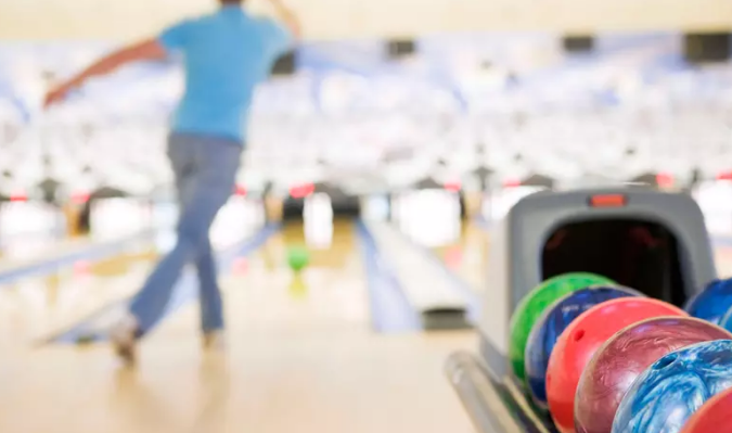 Pase de dos horas para jugar bowling Emerald Bowl