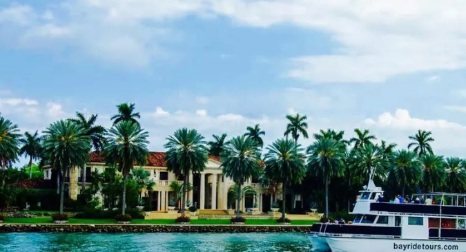 Paseo por la costa mayamera Bayride Tours