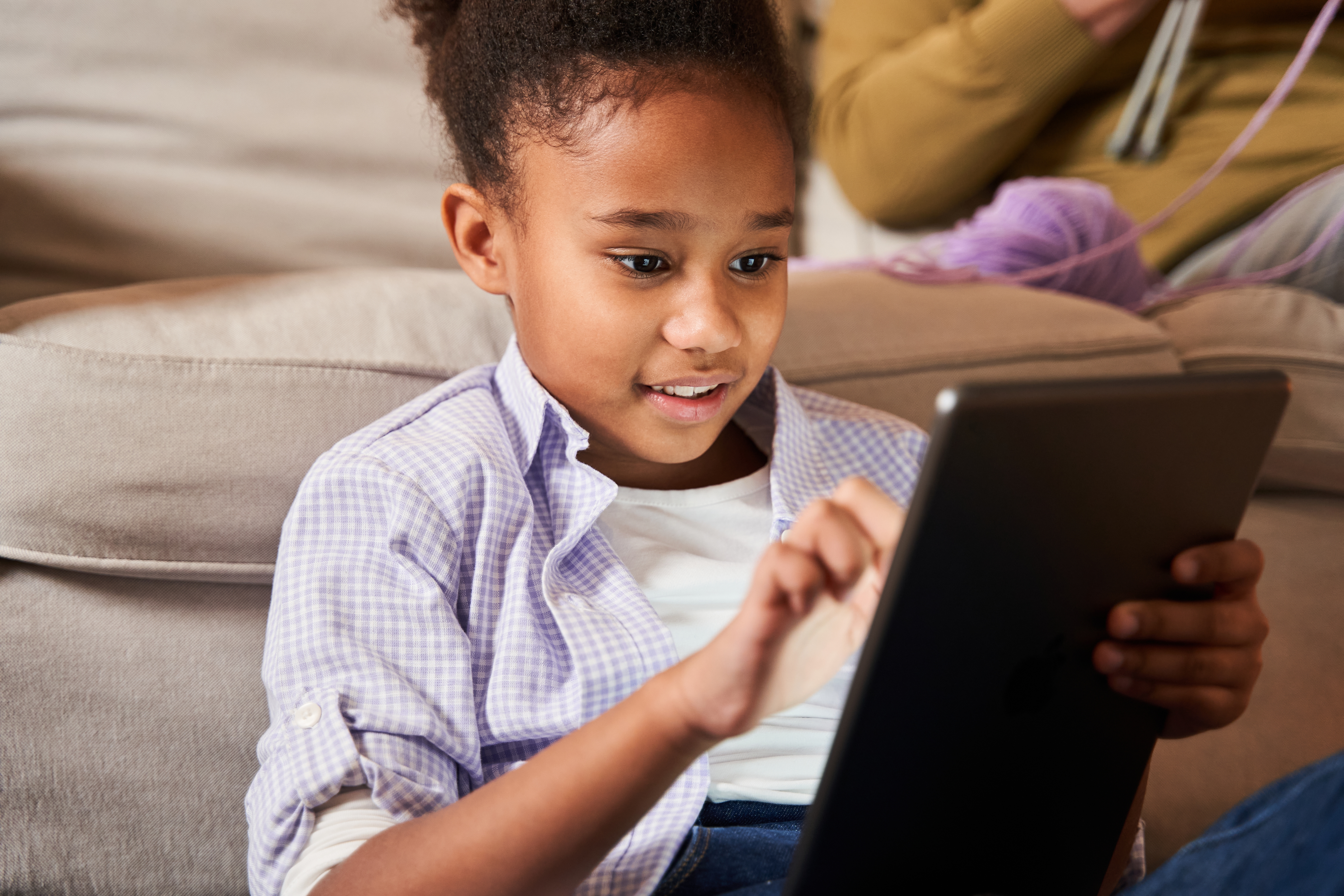 Niña estudiando en Tablet