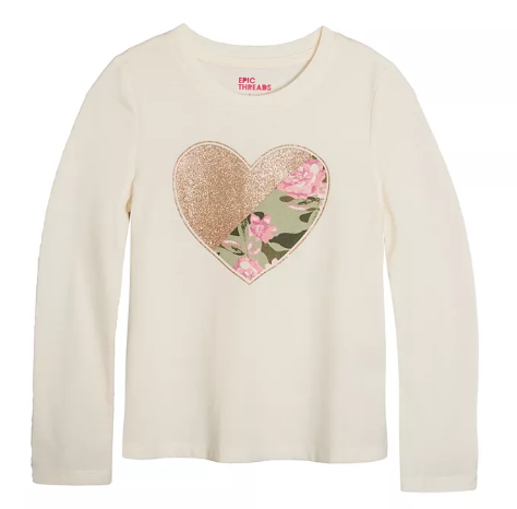 Suéter blanco con estampado de corazón en pecho Epic Threads
