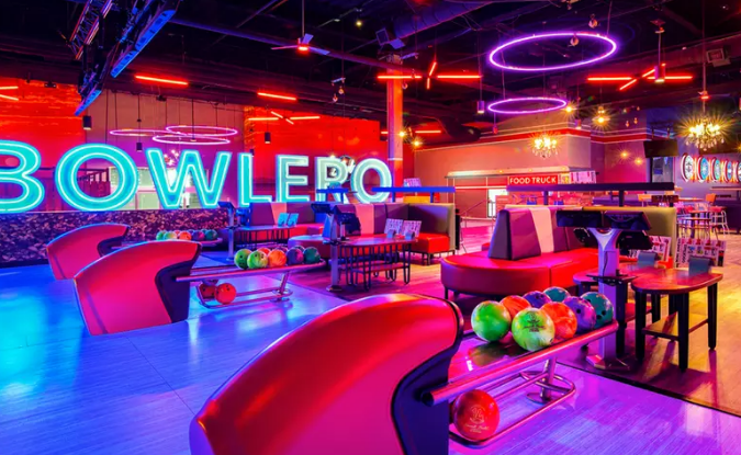 Renta de pista de boliche para dos personas en Bowlero en Chicago
