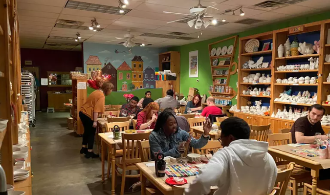 Compra un cupo para cuatro personas para realizar un taller de pintura de cerámica en Houston