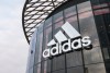 Aprovecha los descuentos especiales que tiene el calzado para damas y caballeros de la marca Adidas