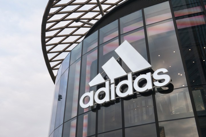 Aprovecha los descuentos especiales que tiene el calzado para damas y caballeros de la marca Adidas