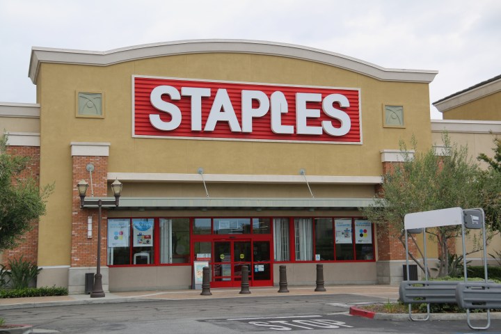 Descuentos de termporada navideña anticipados de Staples en artículos tecnológicos