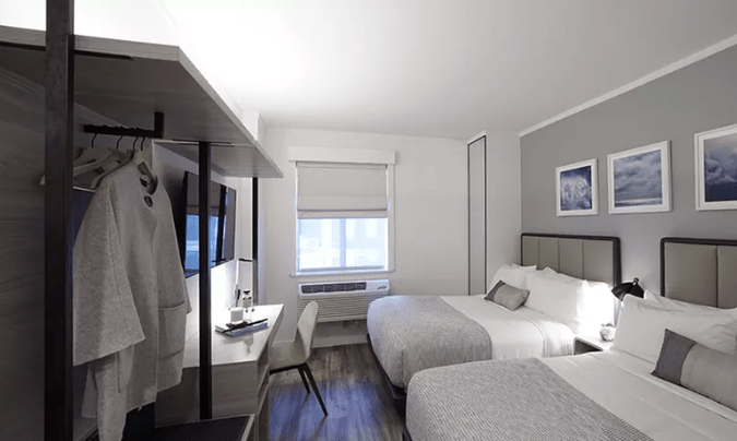 una habitación en un hotel de nueva york con desayuno incluido para año nuevo