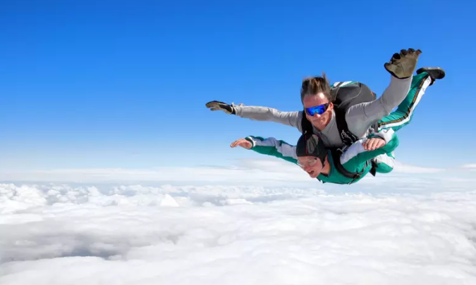 Regala un pase para un salto en paracaídas