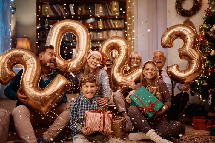 celebrar el inicio de año nuevo 2023 en familia