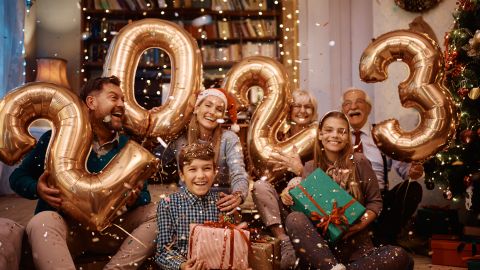 celebrar el inicio de año nuevo 2023 en familia