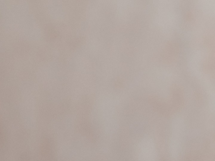 mujer con mascarilla facial
