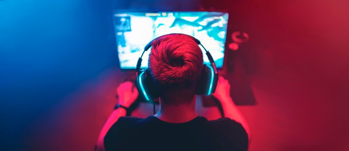 hombre jugando frente a la computadora