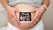 mujer embarazada con ecosonograma