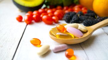 vitaminas en capsulas sobre la mesa