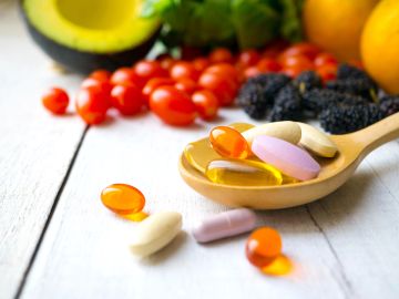 vitaminas en capsulas sobre la mesa