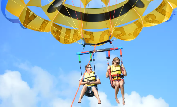 Comparte un parapente con tu pareja por las costas de Miami