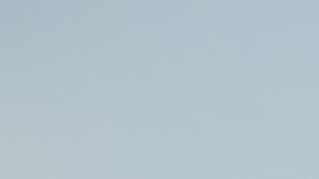 niño sobre los hombros de papa con bandera de estados unidos