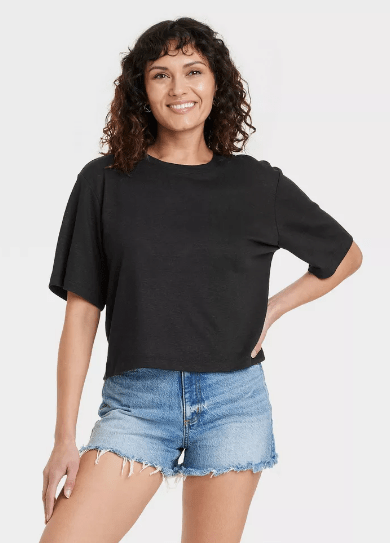 Franela de dama negra de corte ancho Universal Thread