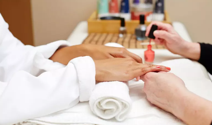 Sesión clásica de manicura