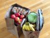 bolsas con comida en el suelo