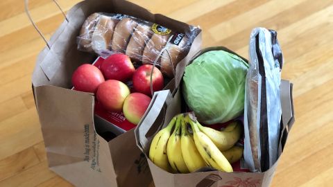 bolsas con comida en el suelo