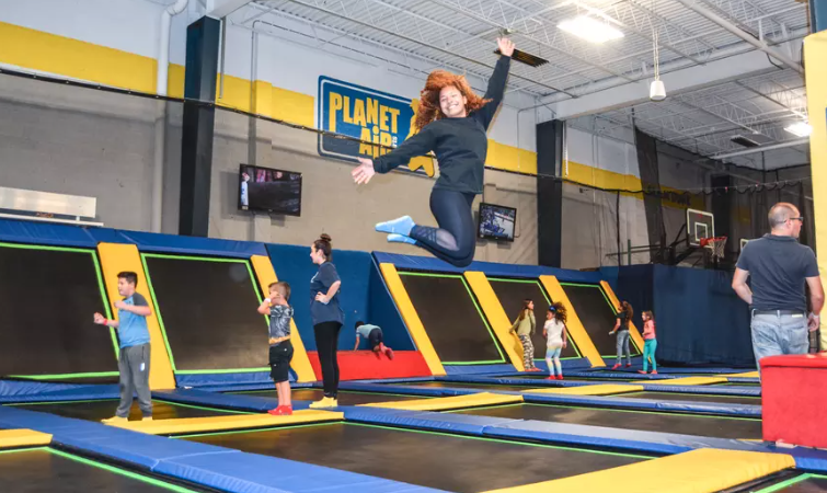 Brinca y salta en una pista de trampolines en Miami de Living Social