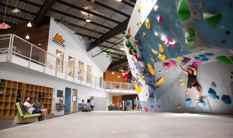 Pase de acceso a un parque de escalada en Houston de Groupon