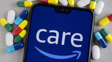 amazon care logo en pantalla de celular