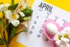calendario de abril con flores